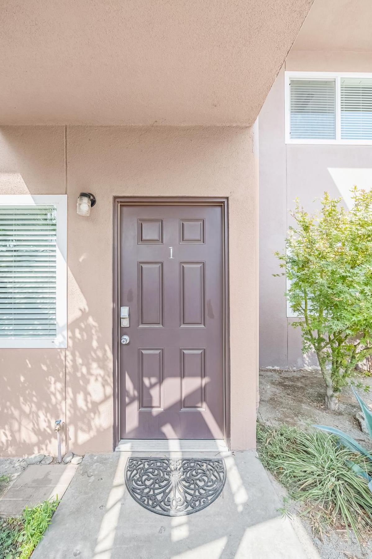 Longer Stays for Travelers- Apt Blocks from Hospital, Downtown view 4
