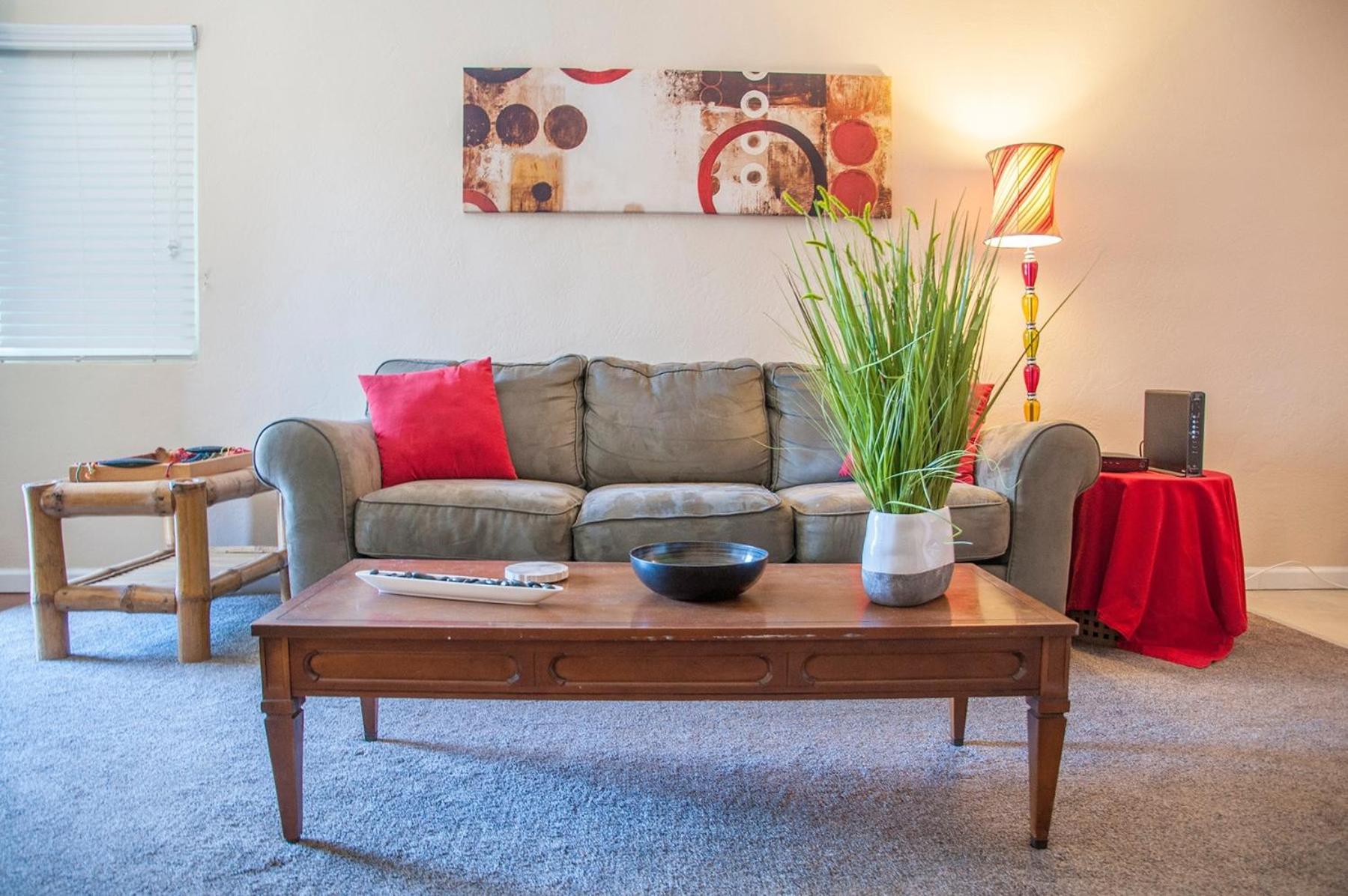 Longer Stays for Travelers- Apt Blocks from Hospital, Downtown view 5