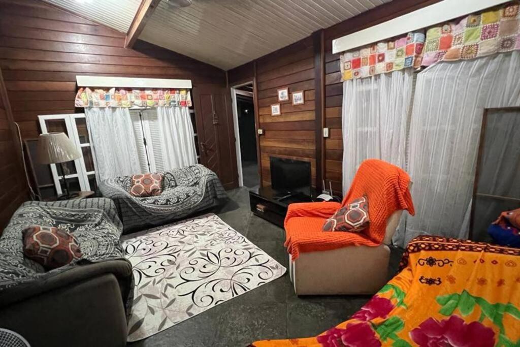 Chalé Flamingo com Piscina Casa inteira em Morretes