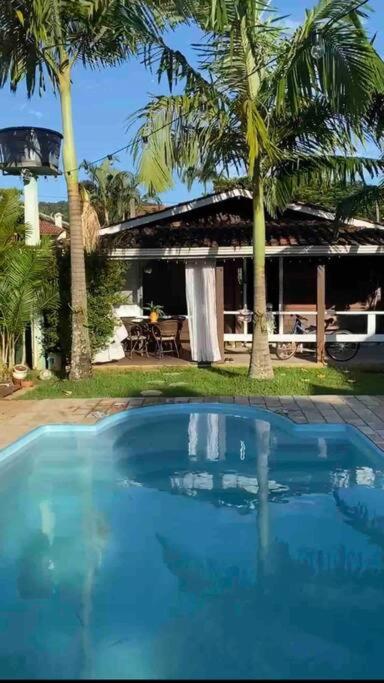 Chalé Flamingo com Piscina Casa inteira em Morretes