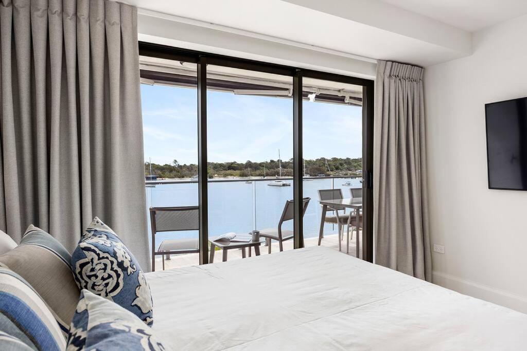 Commodore 5 Modern Waterfront