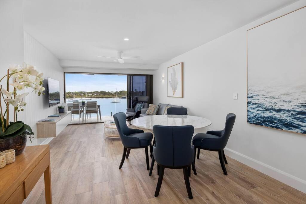 Commodore 5 Modern Waterfront