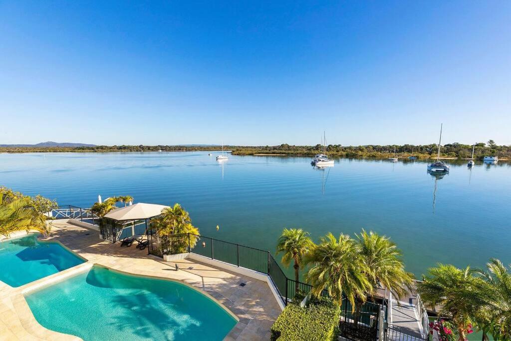 Commodore 5 Modern Waterfront