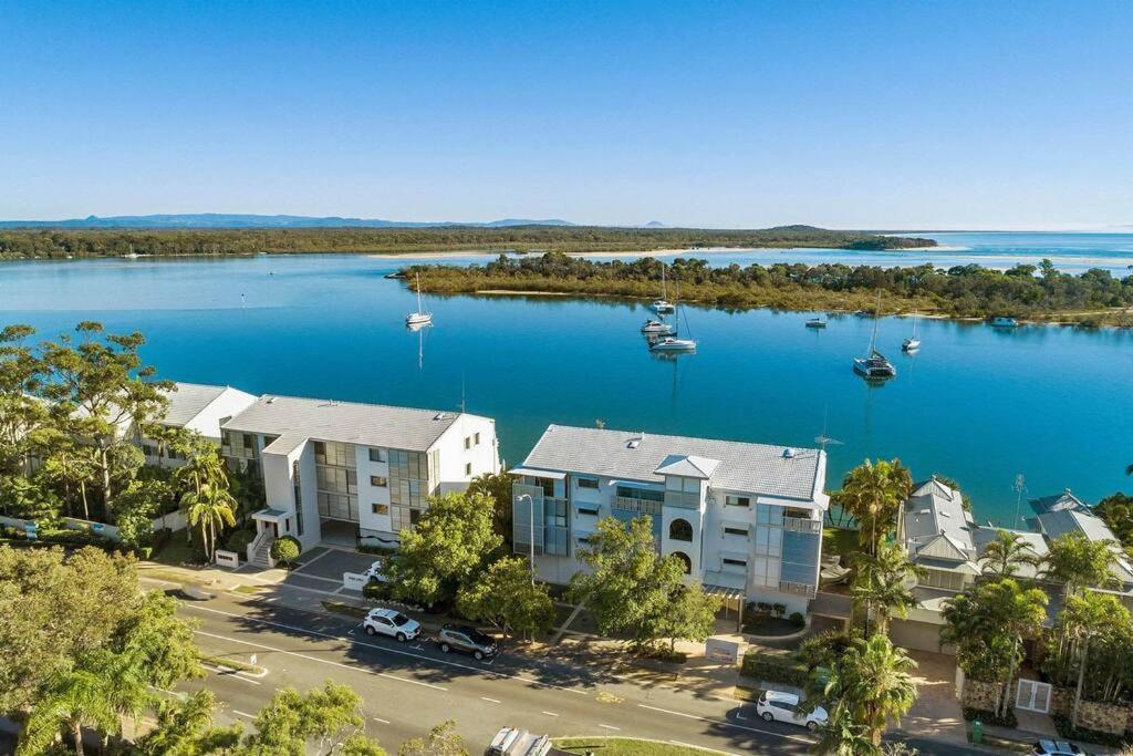Commodore 5 Modern Waterfront