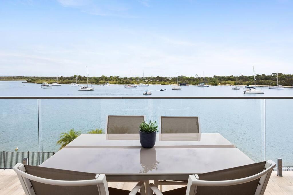 Commodore 5 Modern Waterfront