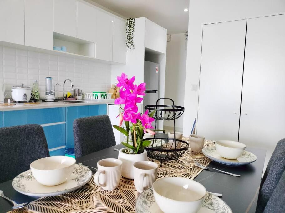 City-View Studio Retreat with Spectacular View TRX