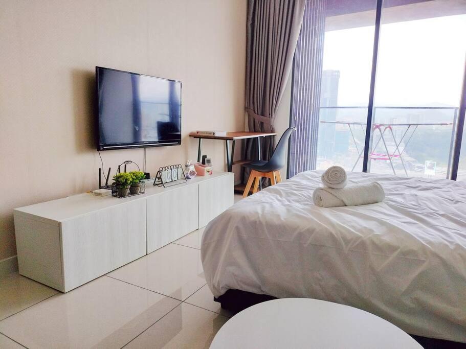 City-View Studio Retreat with Spectacular View TRX