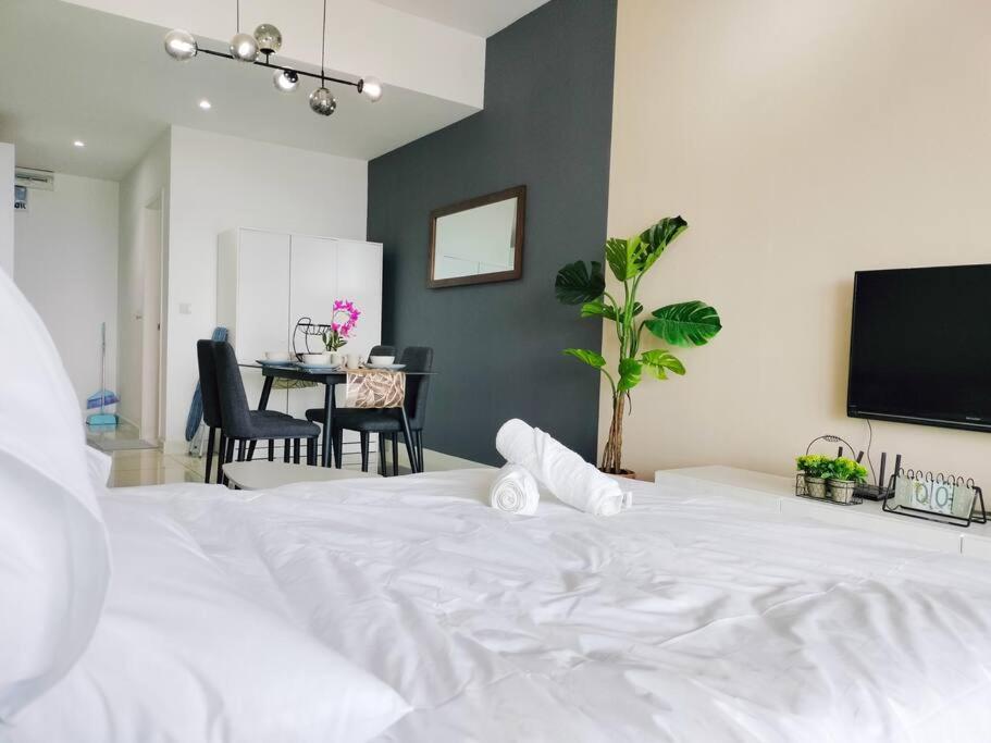 City-View Studio Retreat with Spectacular View TRX