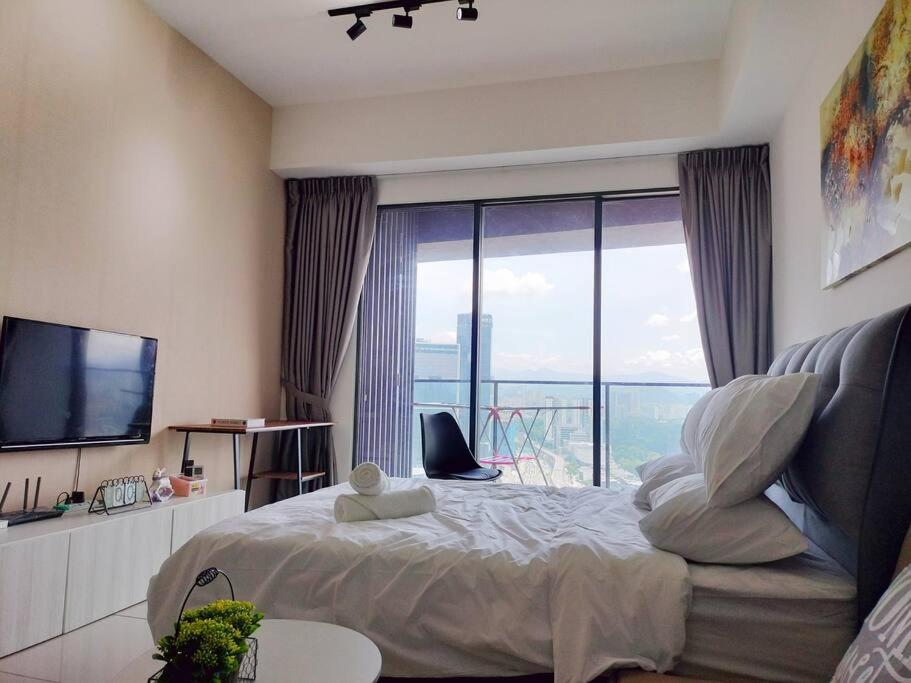 City-View Studio Retreat with Spectacular View TRX
