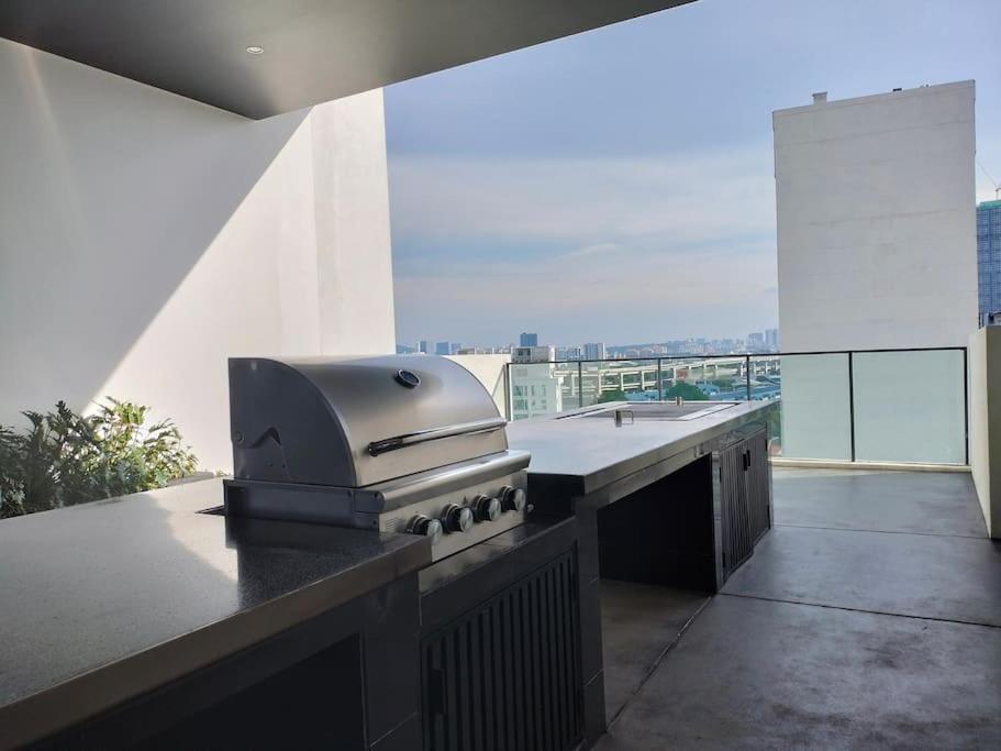 City-View Studio Retreat with Spectacular View TRX