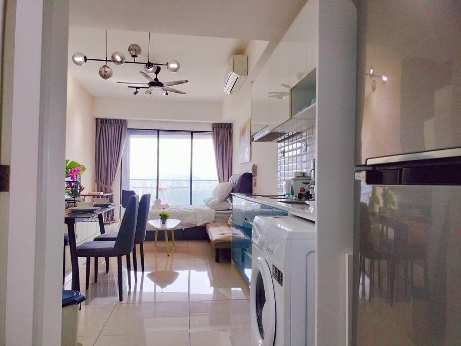 City-View Studio Retreat with Spectacular View TRX
