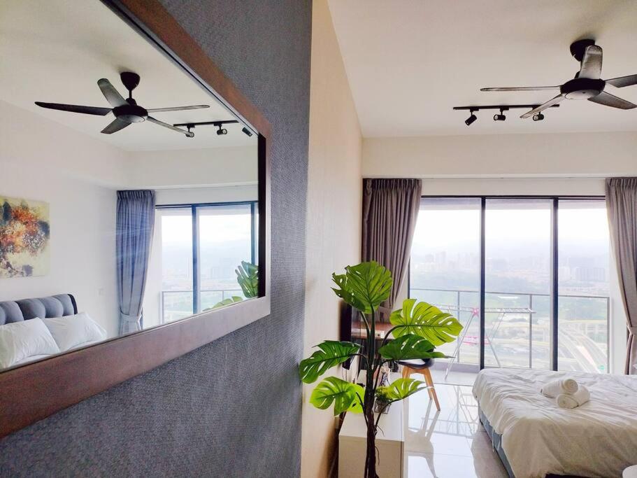 City-View Studio Retreat with Spectacular View TRX