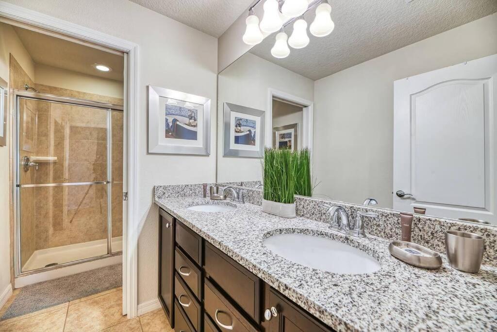 Super exciting 6 bed pool home with BBQ/SPA view 5