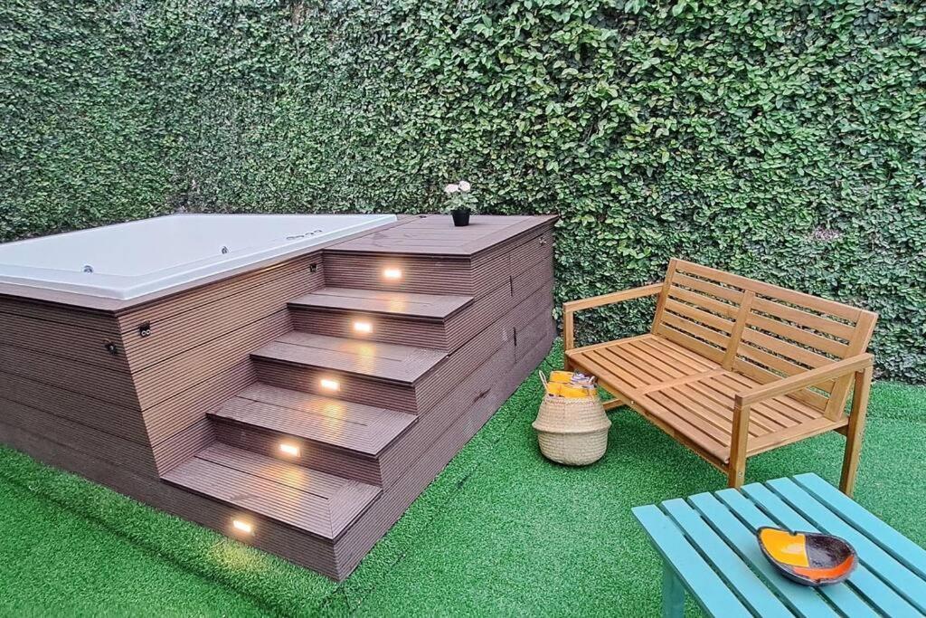 Hotel Deluxe villa with jacuzzi and beautiful garden - Image 1