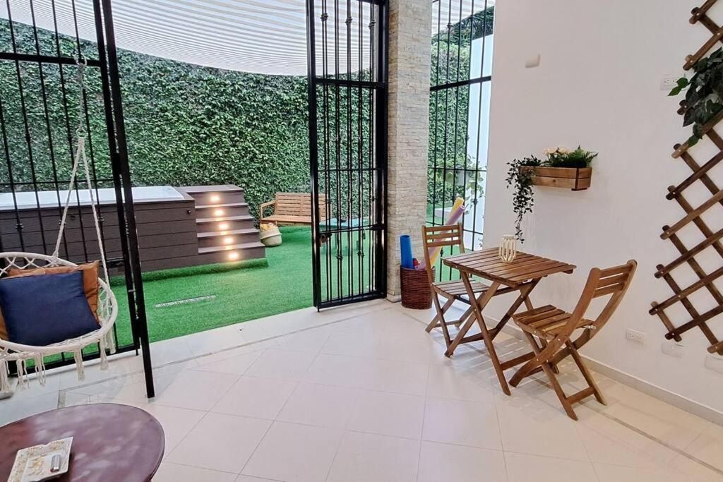 Deluxe villa with jacuzzi and beautiful garden