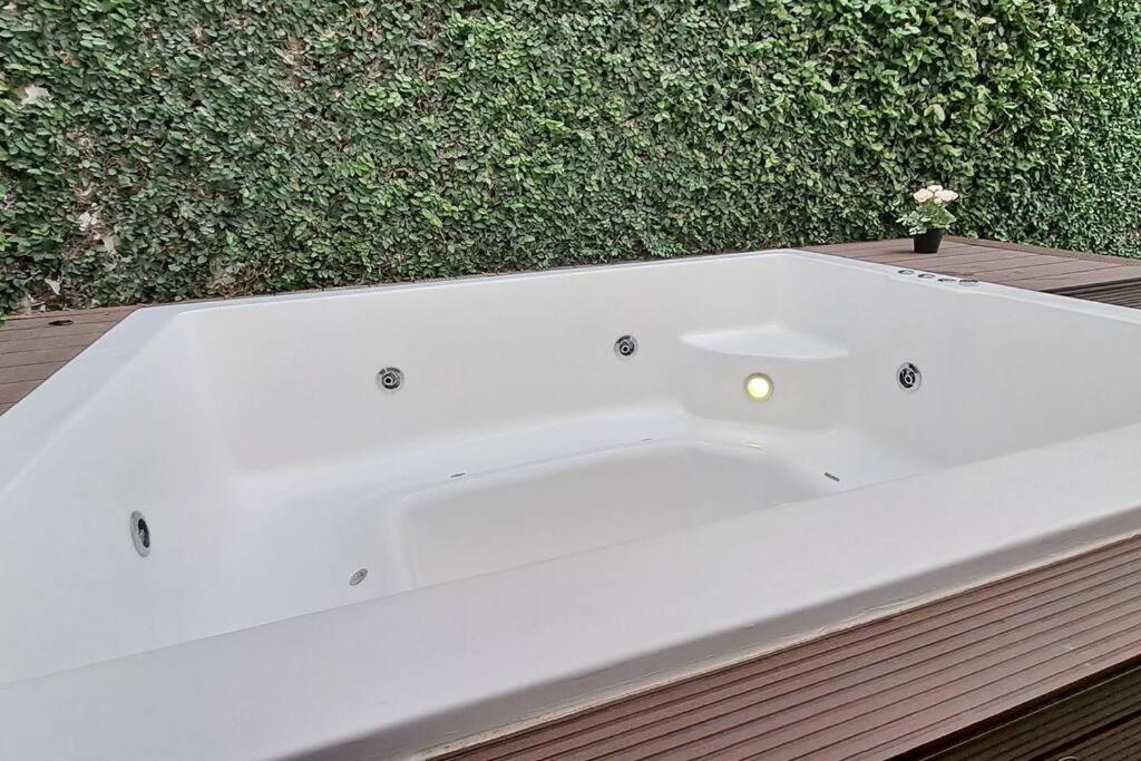 Deluxe villa with jacuzzi and beautiful garden