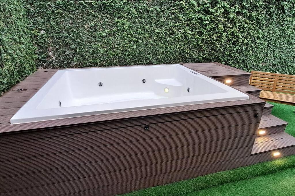 Deluxe villa with jacuzzi and beautiful garden