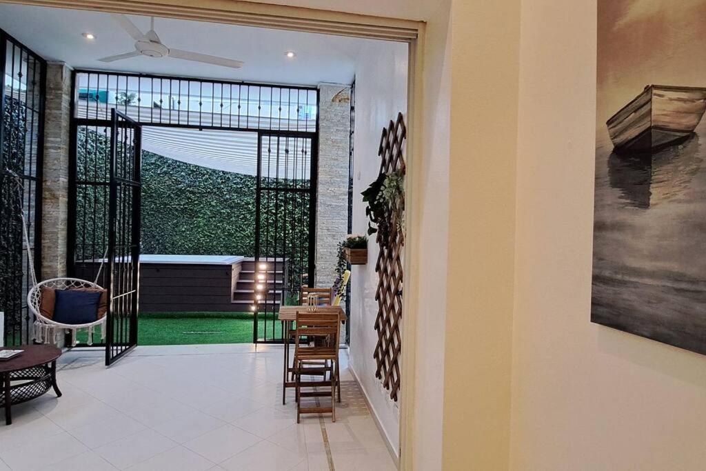 Deluxe villa with jacuzzi and beautiful garden