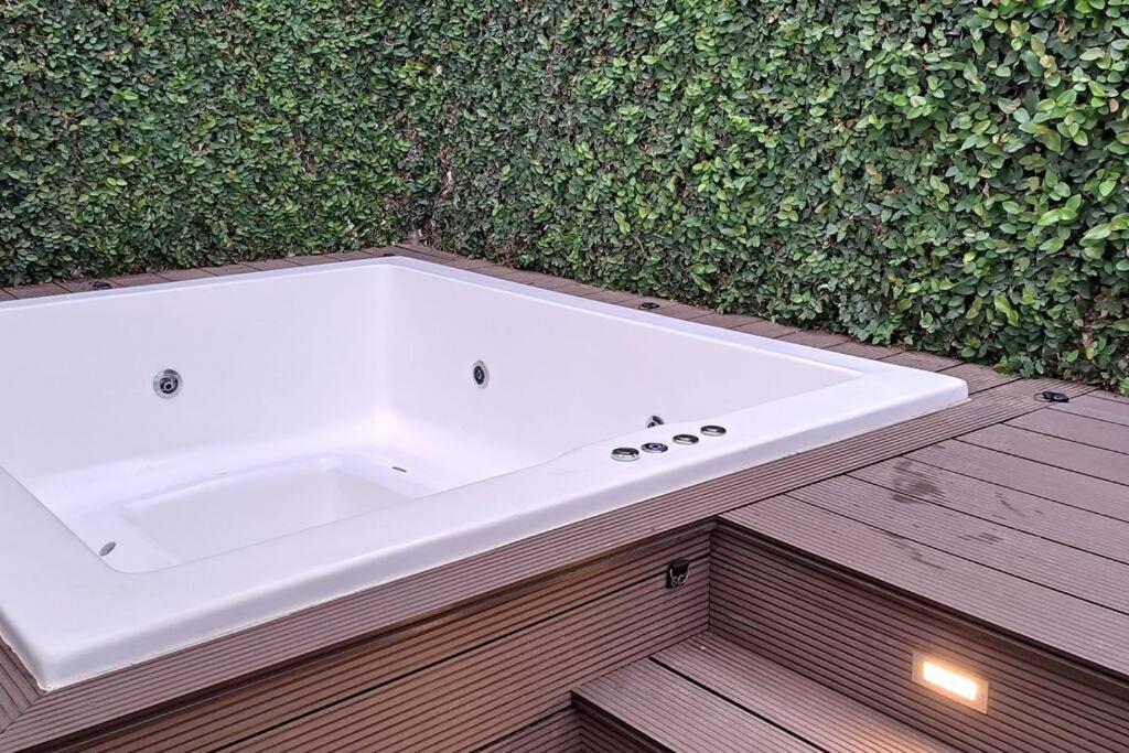 Deluxe villa with jacuzzi and beautiful garden
