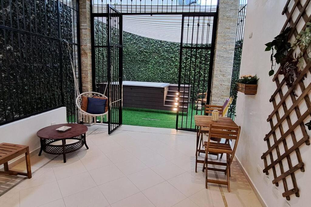 Deluxe villa with jacuzzi and beautiful garden
