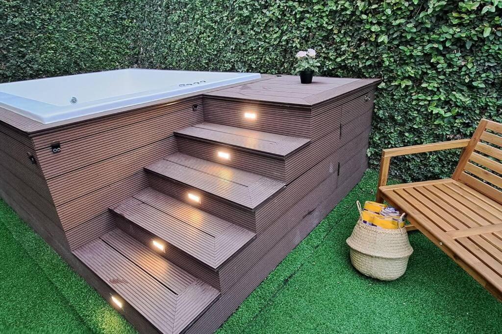 Deluxe villa with jacuzzi and beautiful garden
