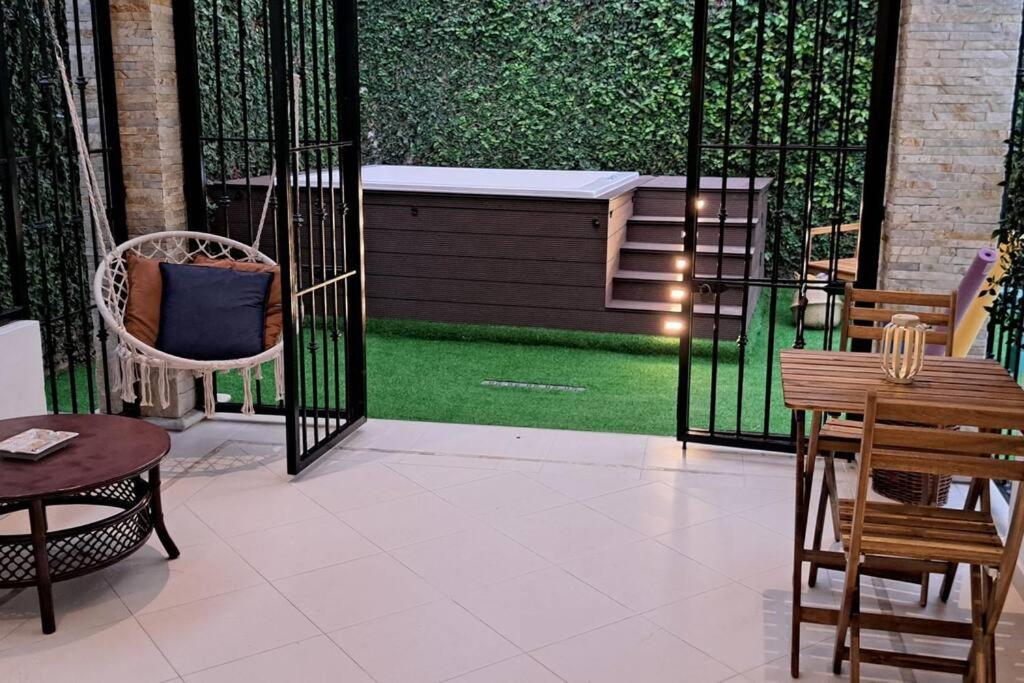 Deluxe villa with jacuzzi and beautiful garden