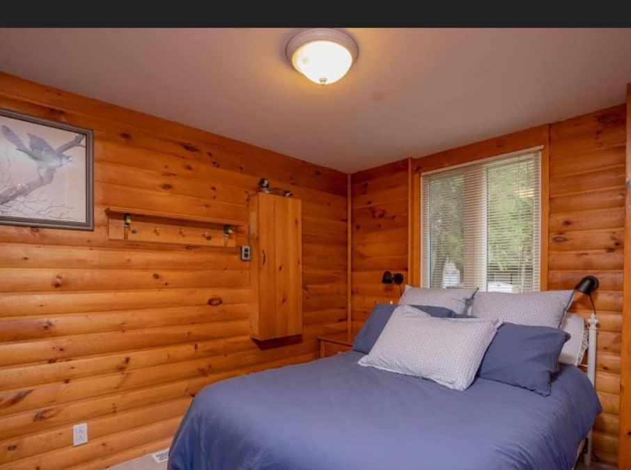 Lovely waterfront private cottage with hot tub in Kawartha Lakes