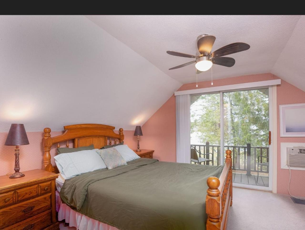 Lovely waterfront private cottage with hot tub in Kawartha Lakes