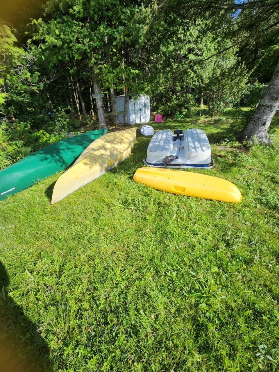 Lovely waterfront private cottage with hot tub in Kawartha Lakes