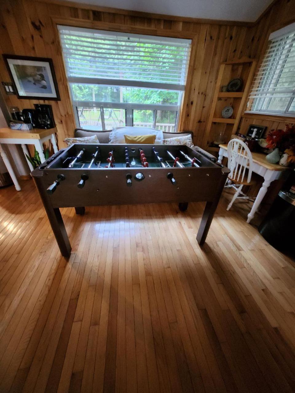 Lovely waterfront private cottage with hot tub in Kawartha Lakes