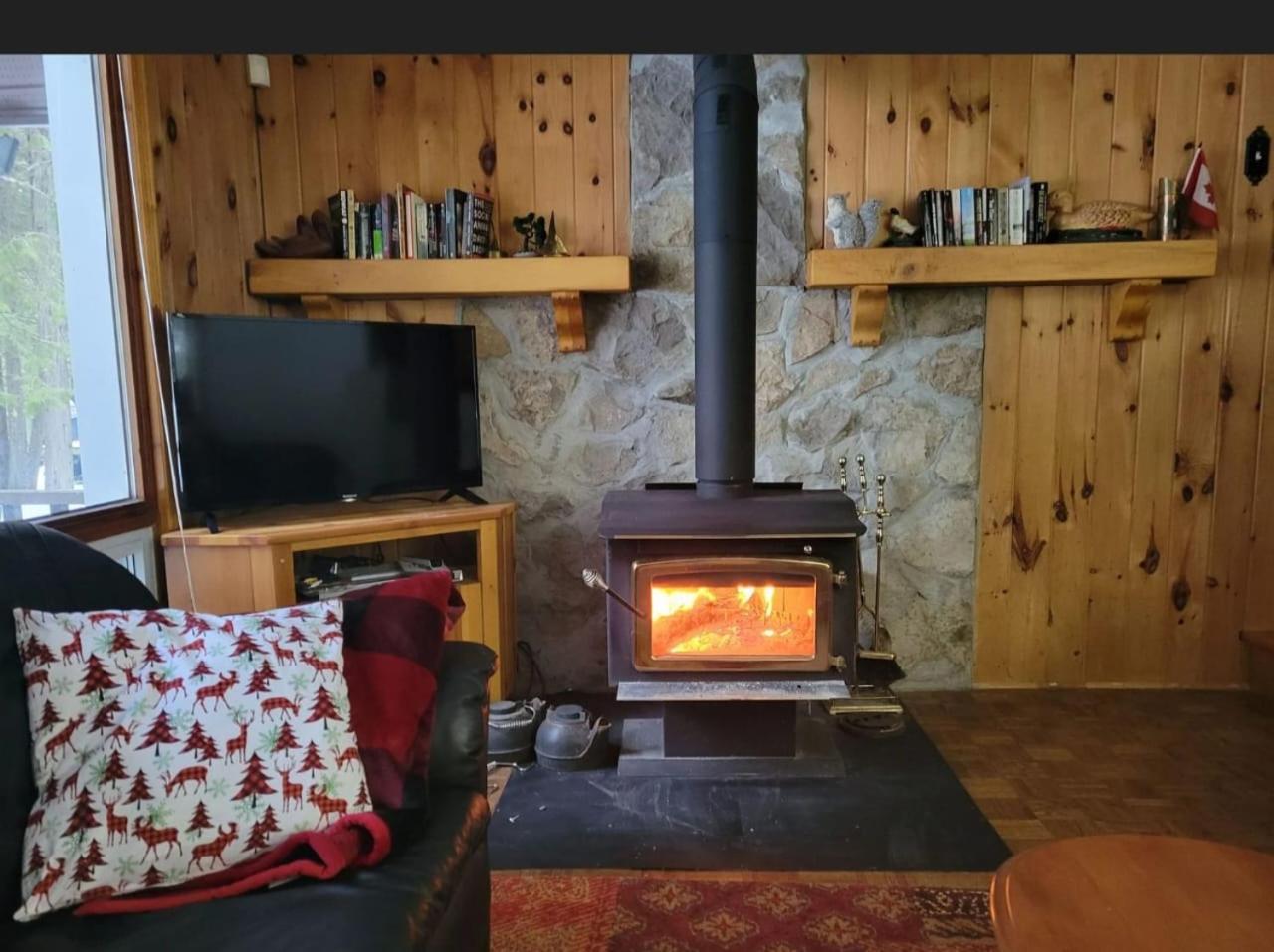 Lovely waterfront private cottage with hot tub in Kawartha Lakes