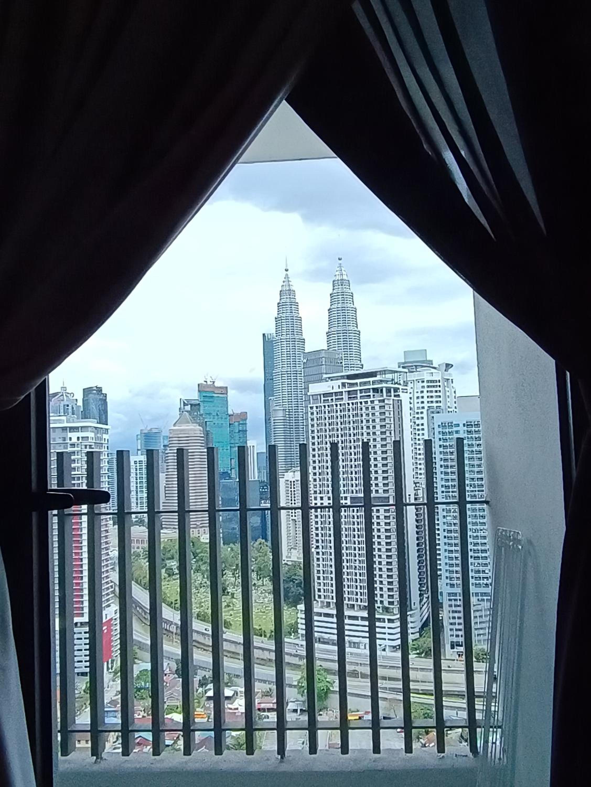 CL 18A Modern Balcony KLCC View Infinity Pool