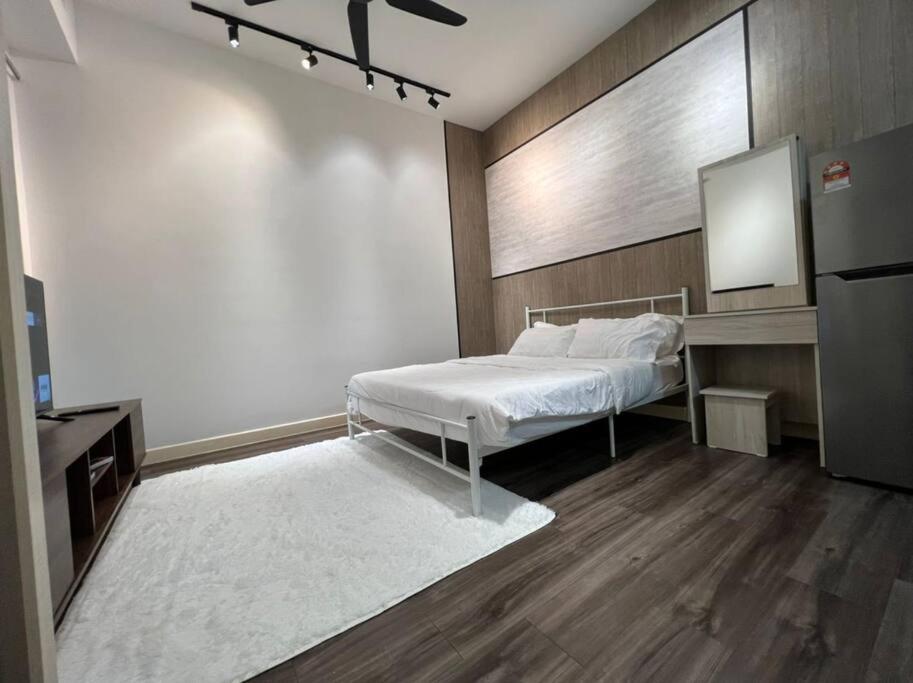 Lovely Studio Couple suite@Utropolis Glenmarie photo 1