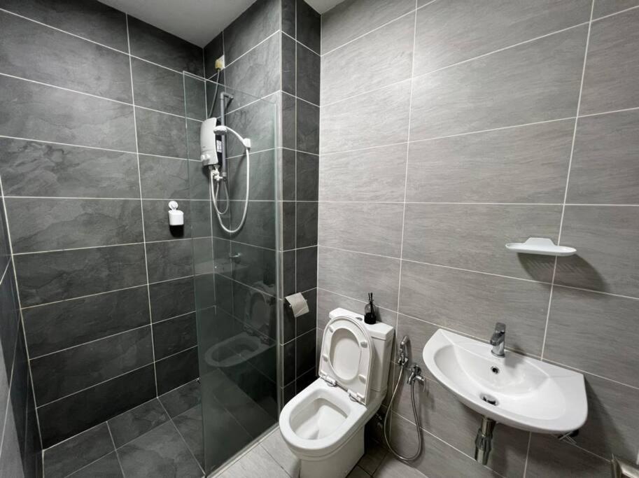Lovely Studio Couple suite@Utropolis Glenmarie photo 7