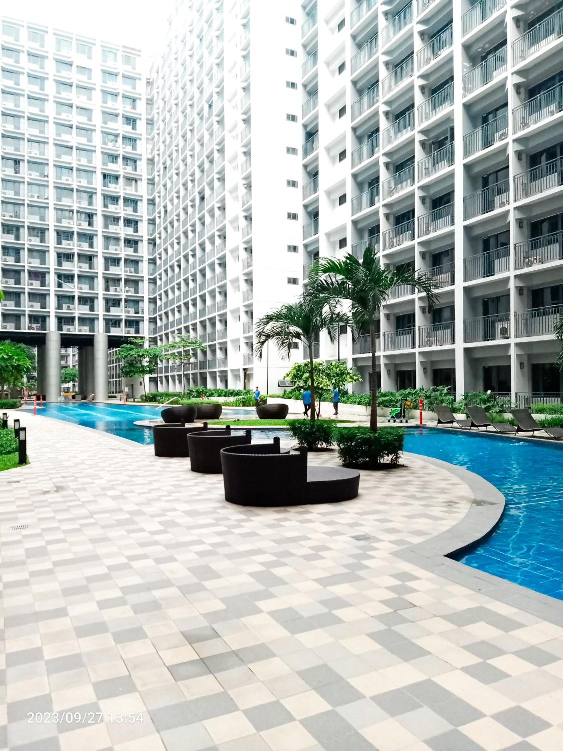 Shore 2 Residences 1BR Deluxe Room in MOA Complex view 2