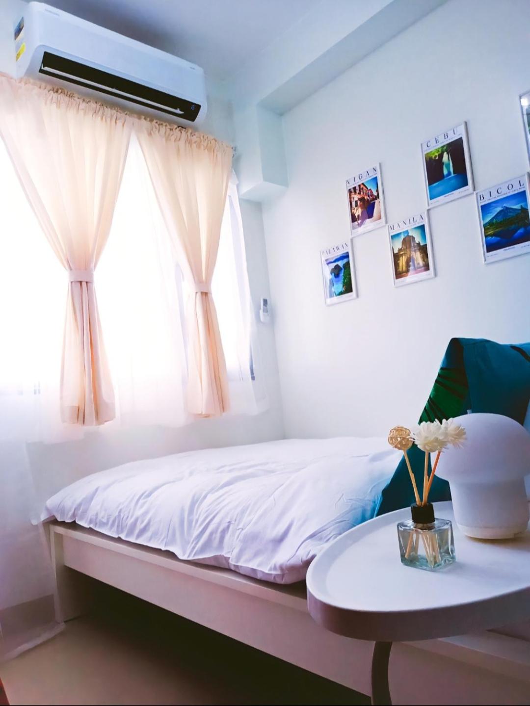 Shore 2 Residences 1BR Deluxe Room in MOA Complex view 5