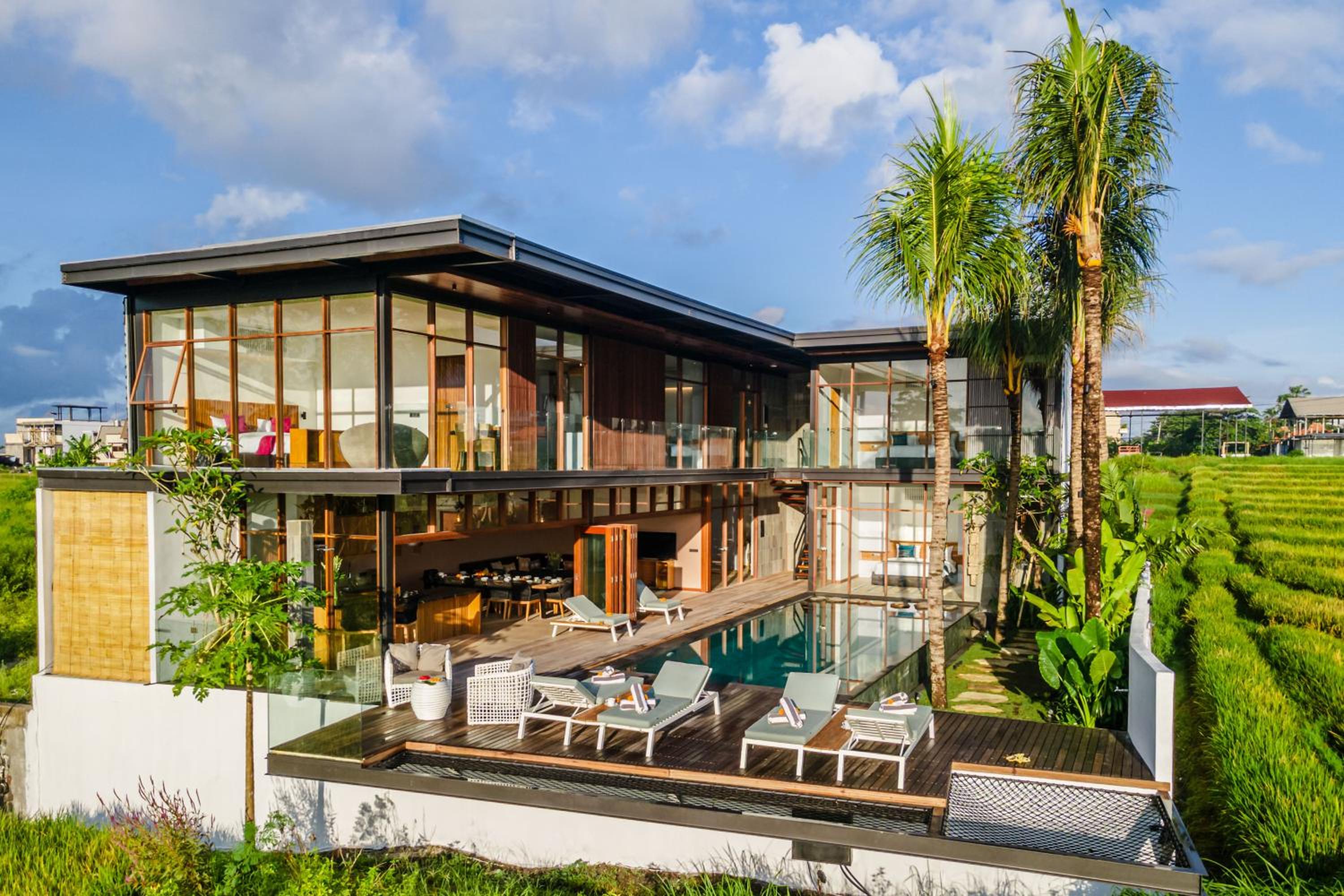 Enchanting 6BR Villa, Breathtaking Vistas Canggu