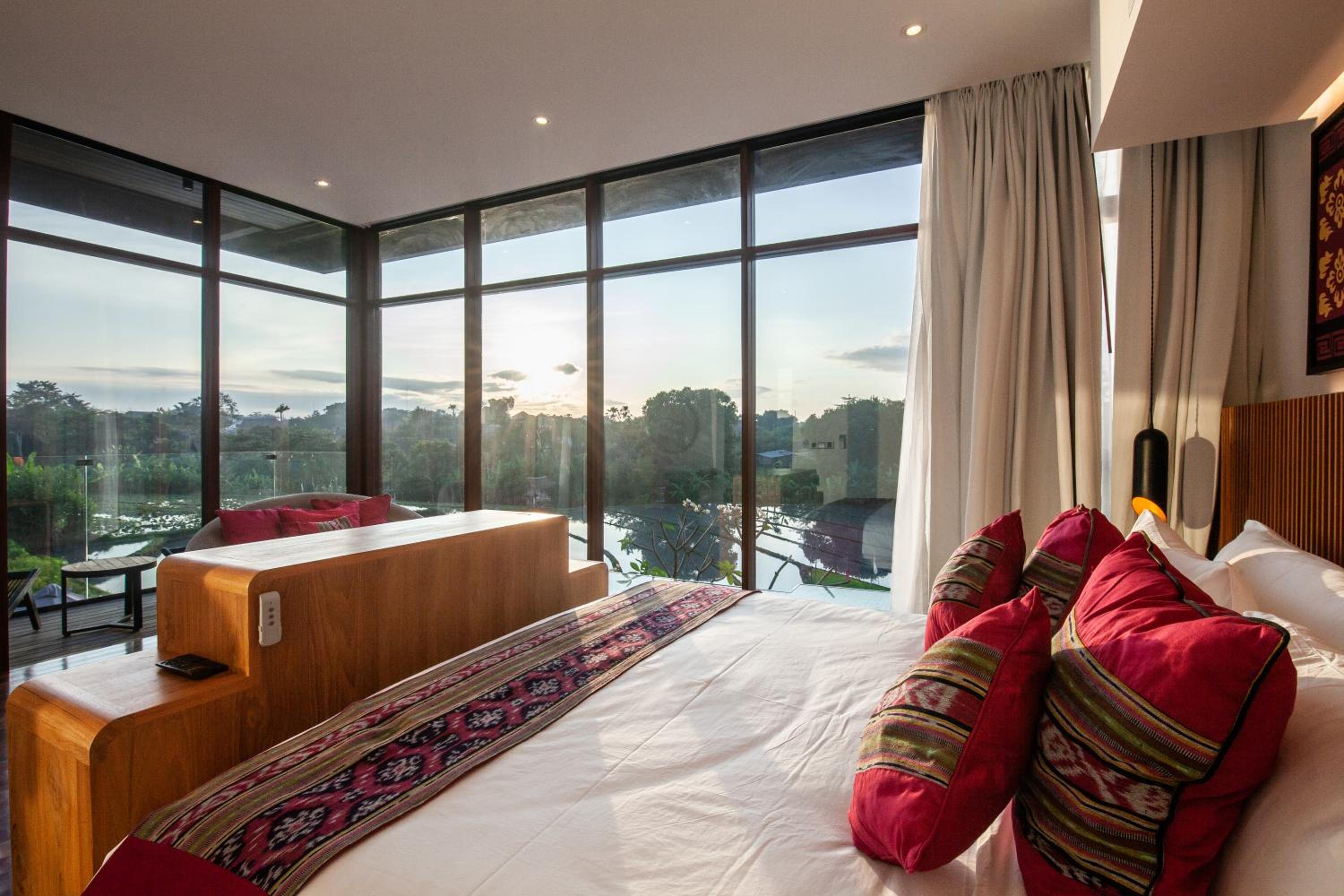 Enchanting 6BR Villa, Breathtaking Vistas Canggu