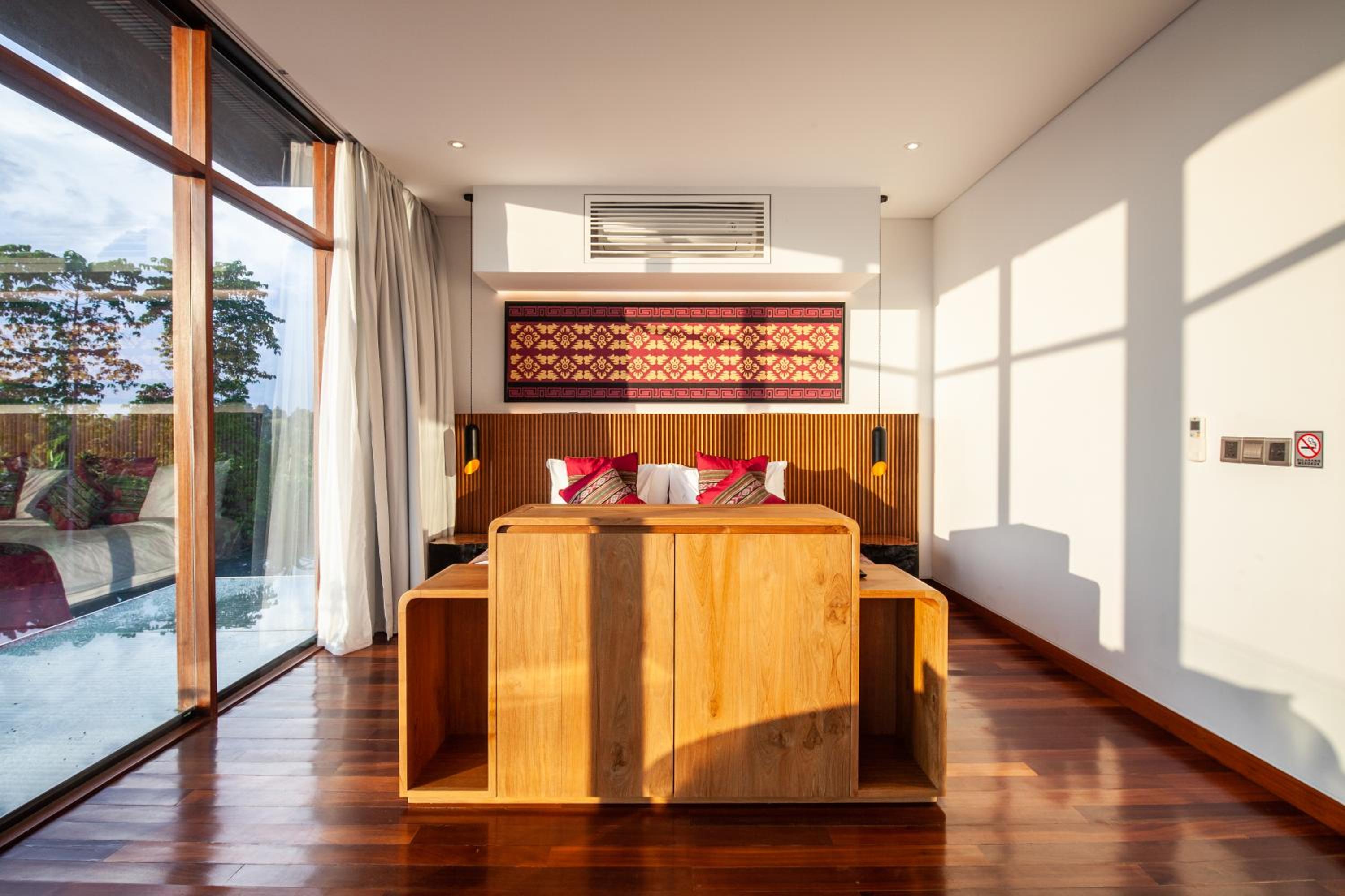 Enchanting 6BR Villa, Breathtaking Vistas Canggu