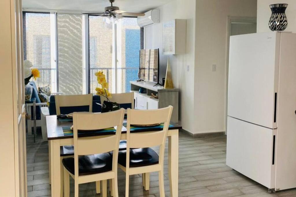 Beautiful 3 bedroom 2 bath unit with free parking view 3