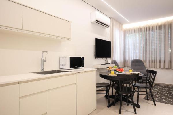 Cozy Apartment in the Heart of Tel Aviv view 5