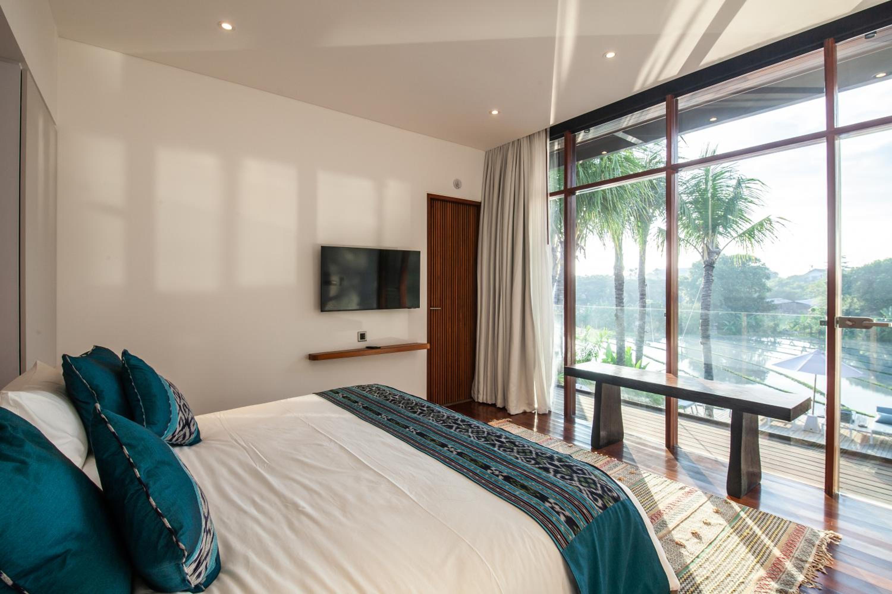 Enchanting 6BR Villa, Breathtaking Vistas Canggu