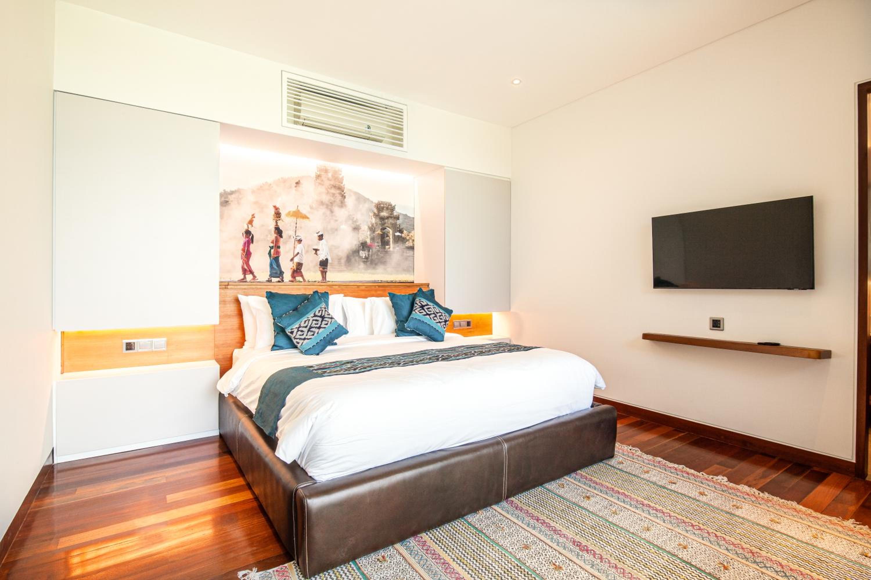 Enchanting 6BR Villa, Breathtaking Vistas Canggu