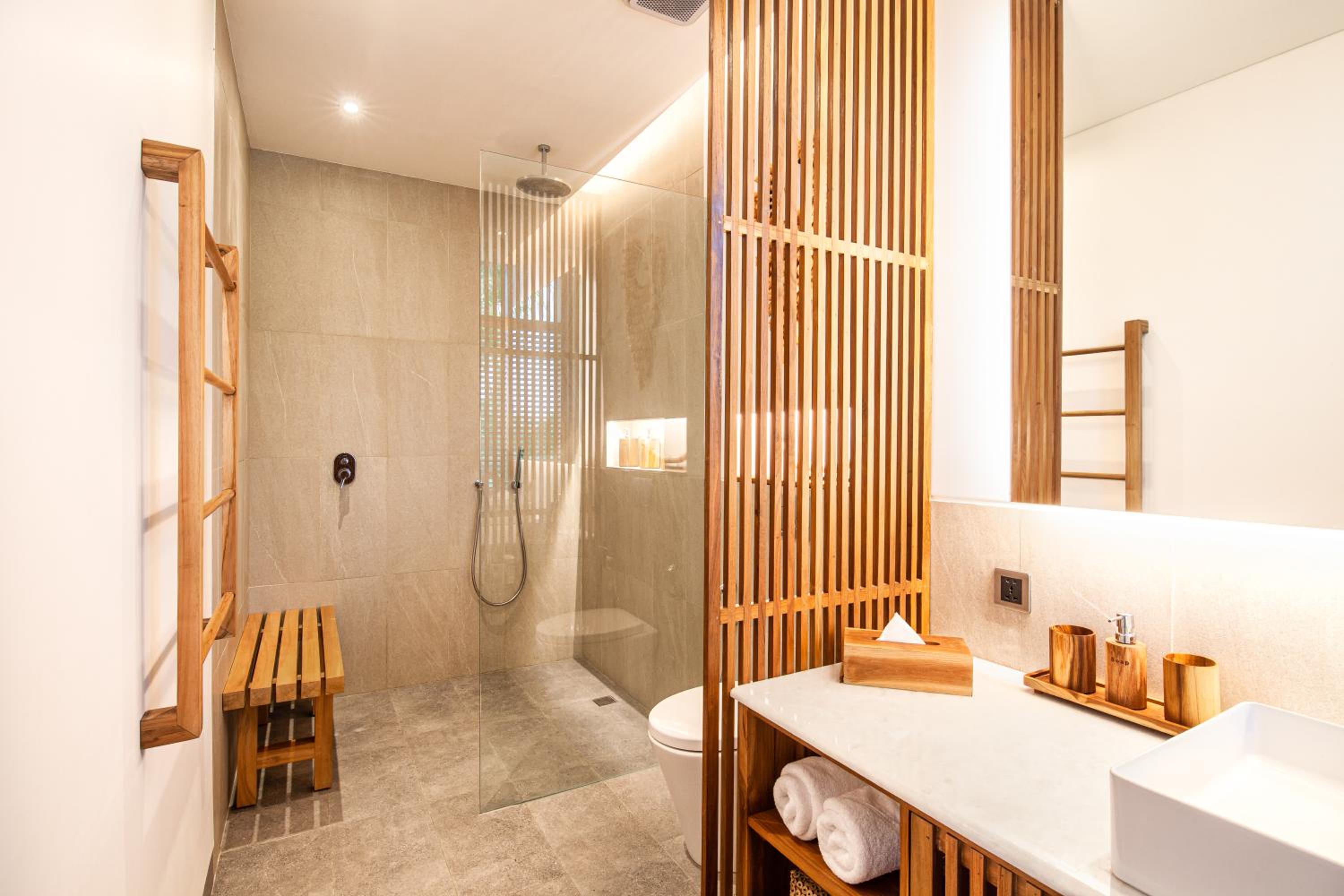 Enchanting 6BR Villa, Breathtaking Vistas Canggu