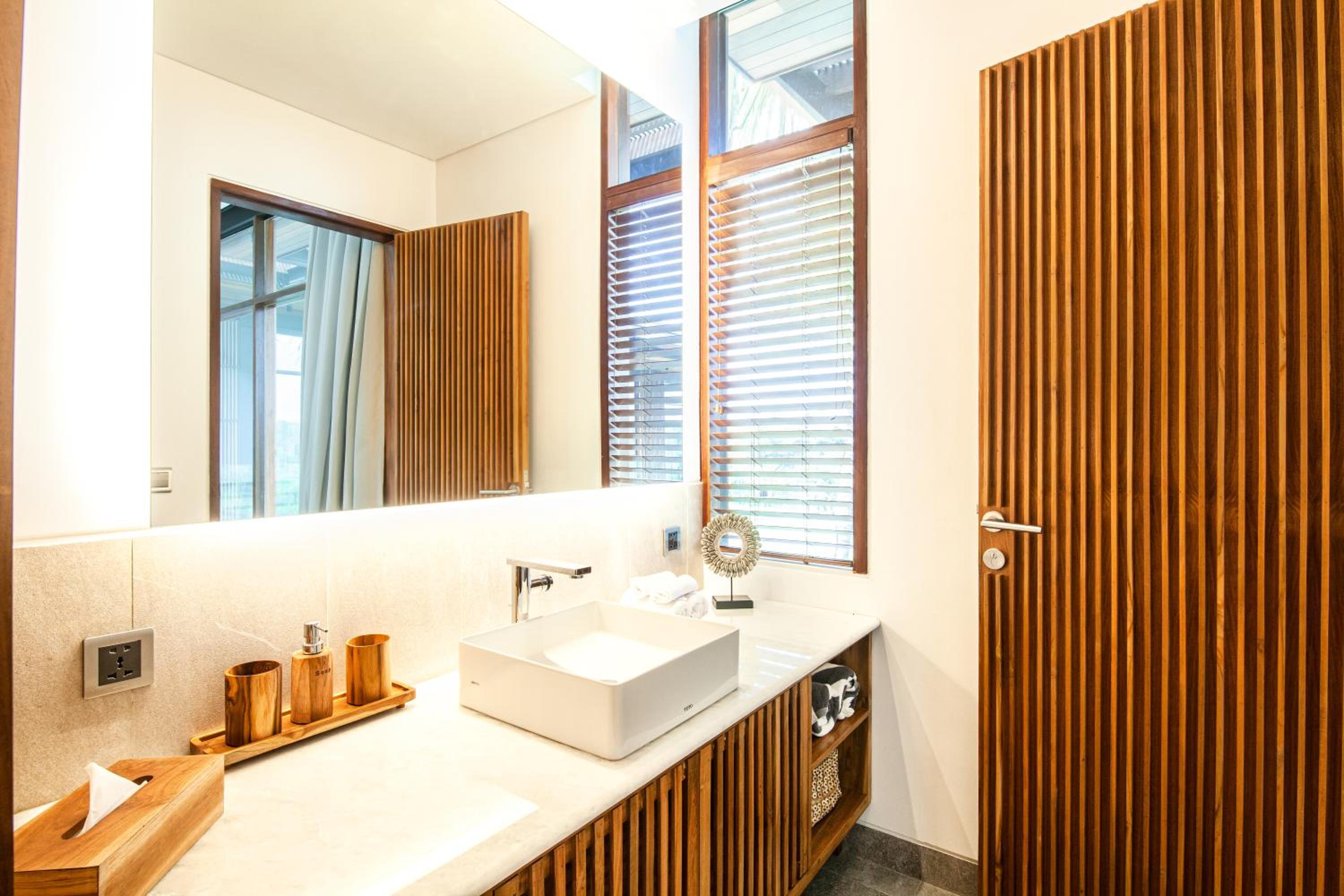 Enchanting 6BR Villa, Breathtaking Vistas Canggu