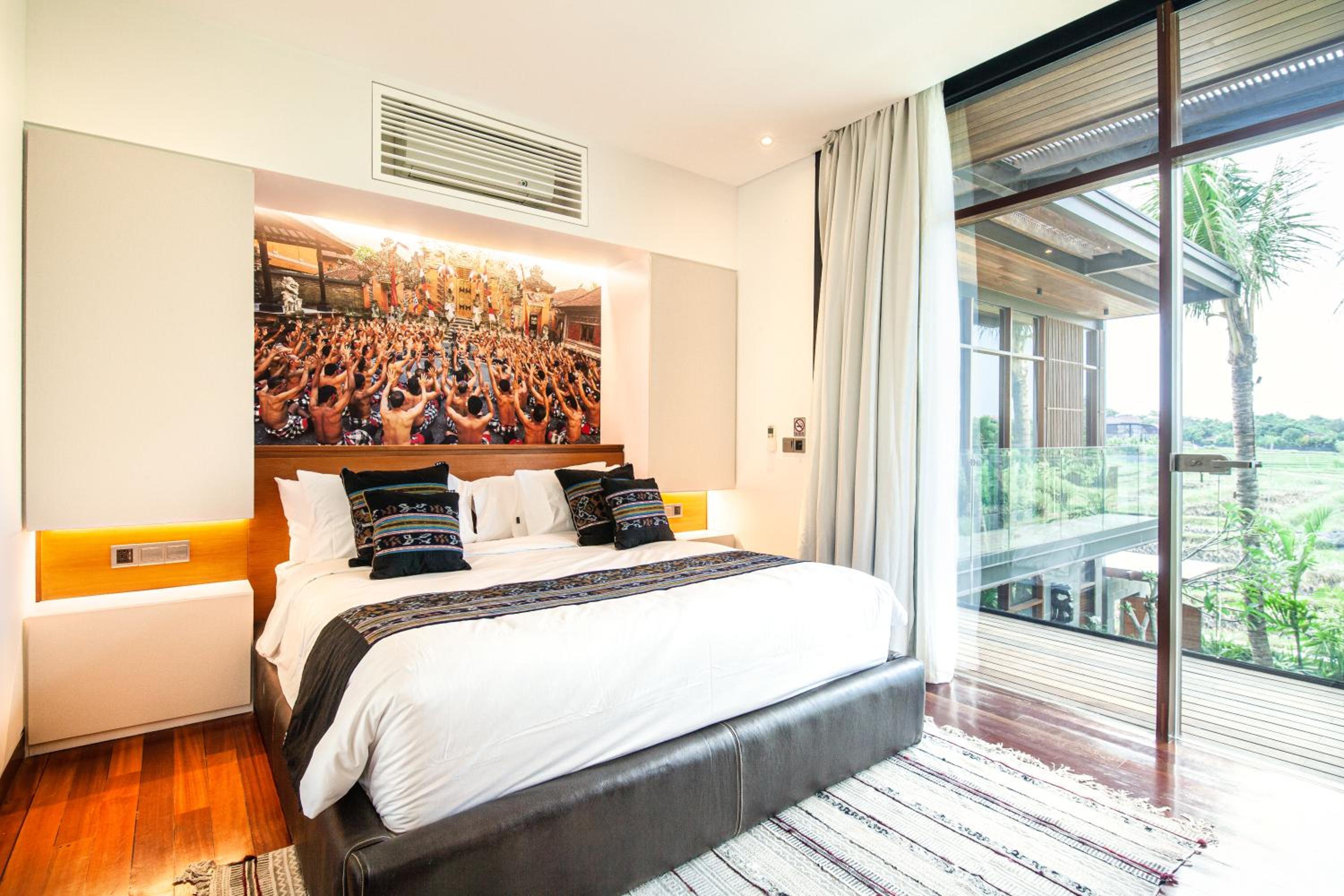 Enchanting 6BR Villa, Breathtaking Vistas Canggu