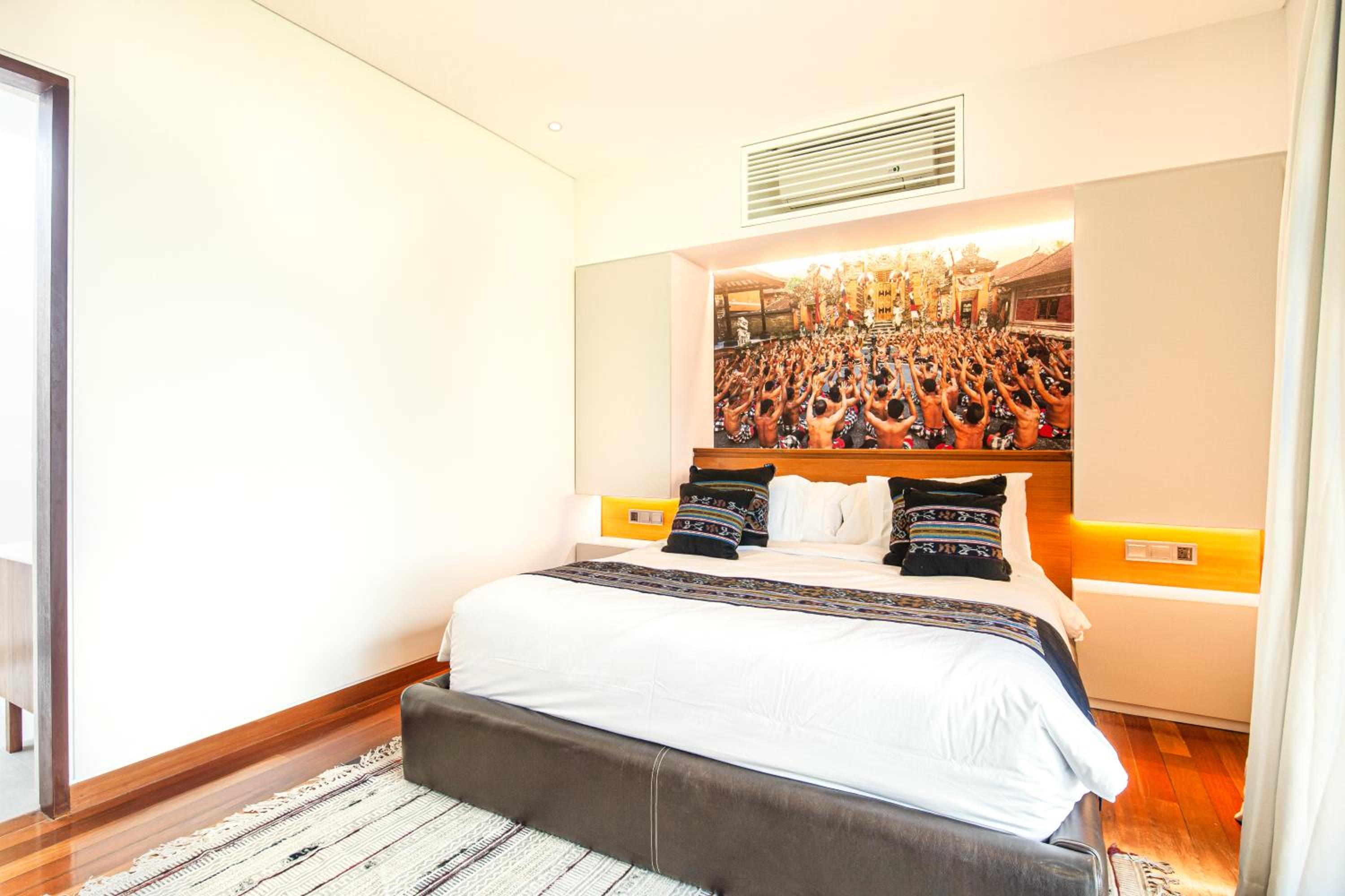 Enchanting 6BR Villa, Breathtaking Vistas Canggu