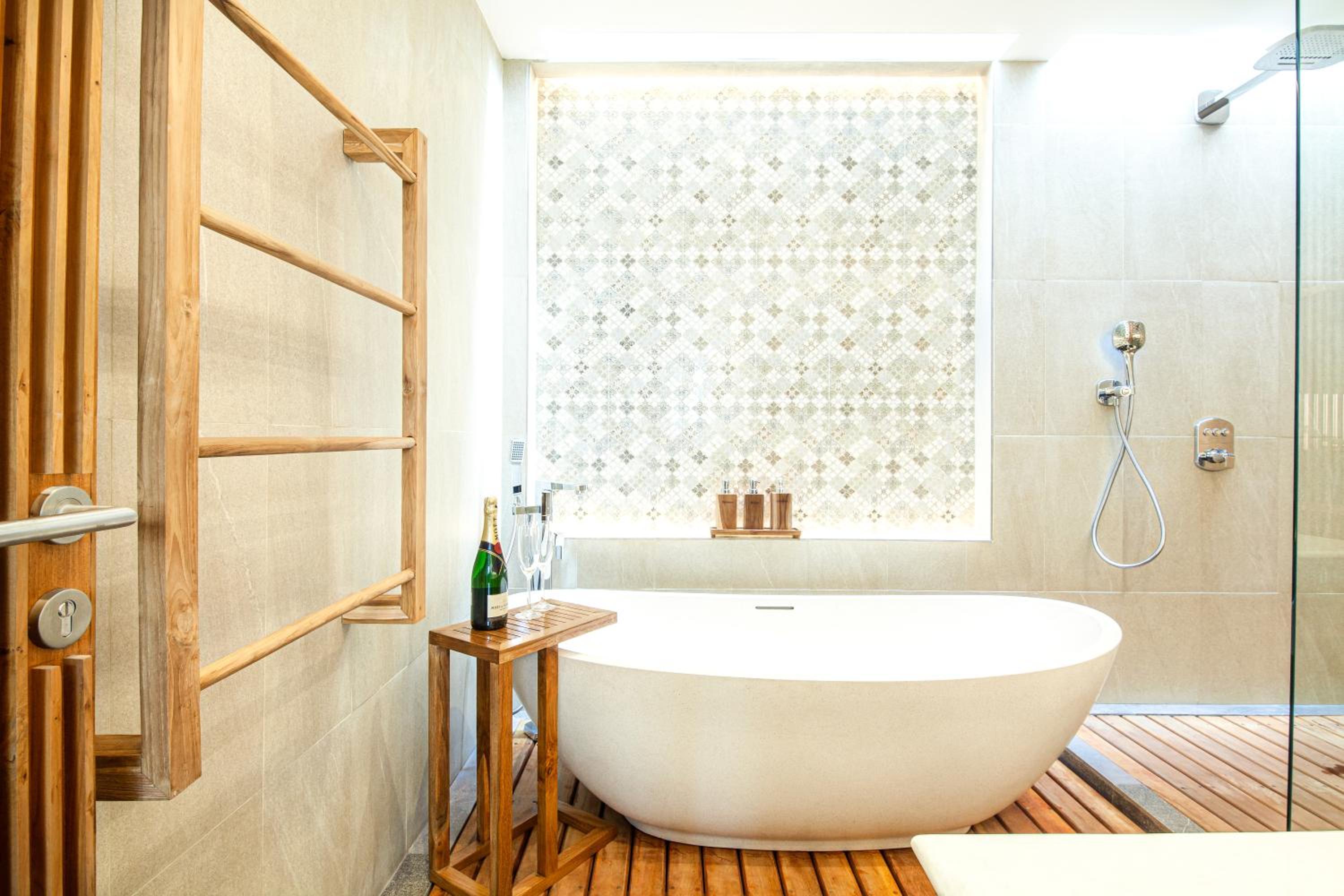 Enchanting 6BR Villa, Breathtaking Vistas Canggu