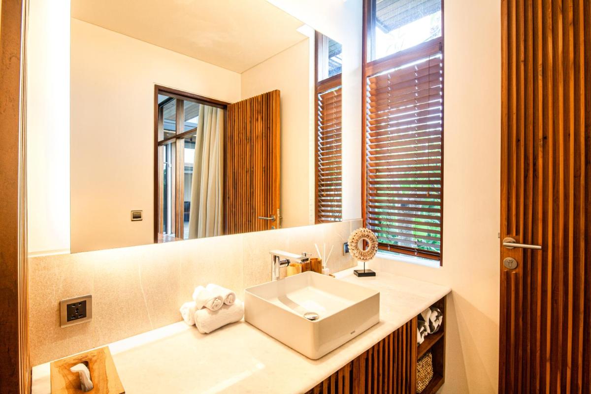 Enchanting 6BR Villa, Breathtaking Vistas Canggu