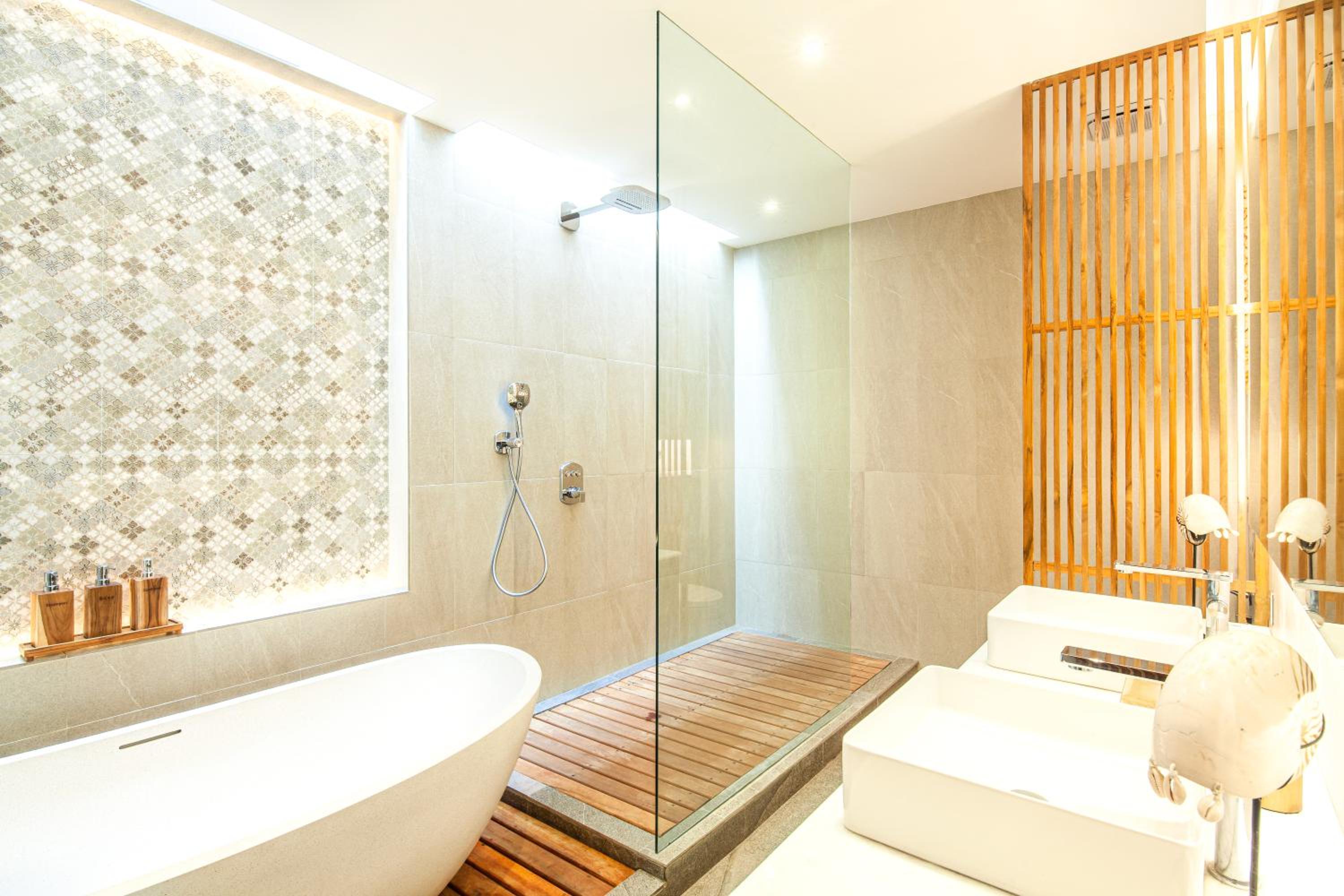 Enchanting 6BR Villa, Breathtaking Vistas Canggu